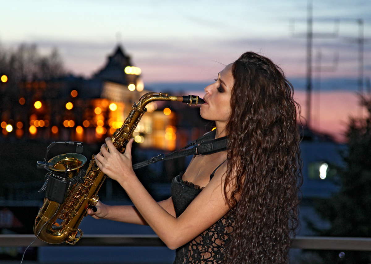 Современная музыка для женщин. Саксофонист и девушка. Романтичный саксофон. Джаз девушки. Музыкальный вечер саксофон.