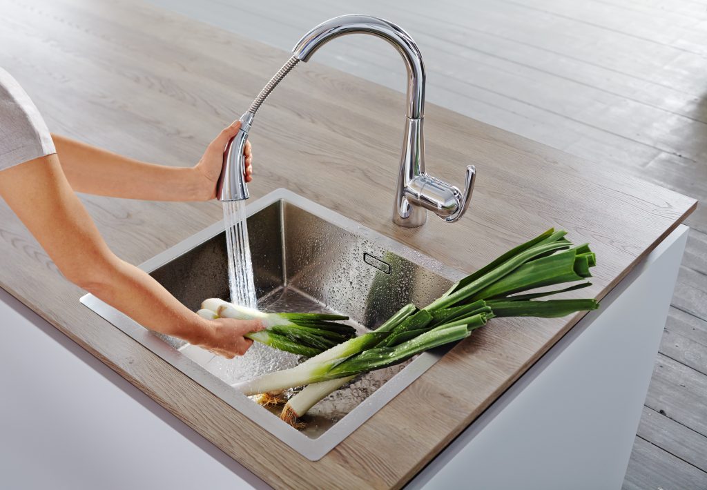 5 Best Pull-Out Kitchen Faucets – Reviews and Buying Guide