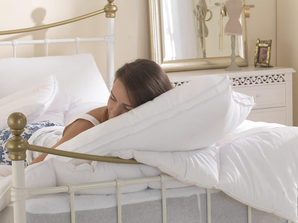 8 Best Down Pillows – Cloud-like Softness and Impressive Support (Fall 2022)