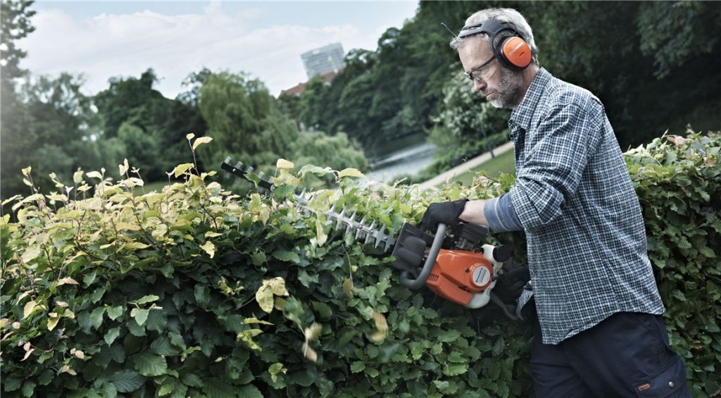 4 Best Gas Hedge Trimmers – Reviews and Buying Guide