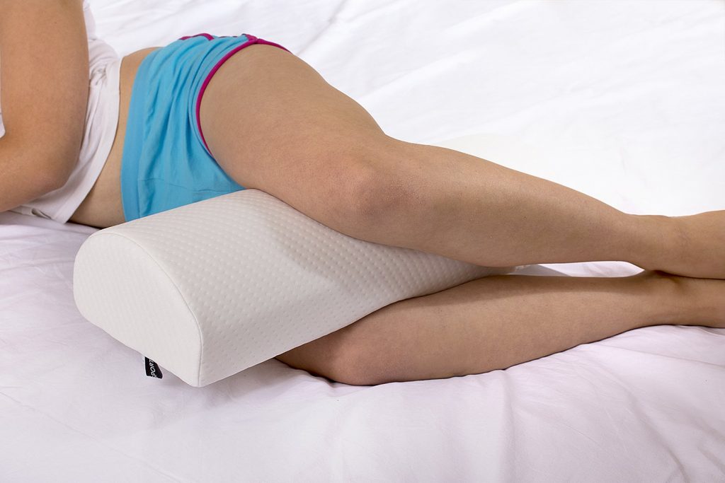 7 Best Knee Pillows for Comfort and Pain Relief (Summer 2022)