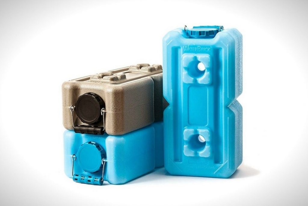 15 Best Water Storage Containers for Emergencies and Camping (Spring 2022)