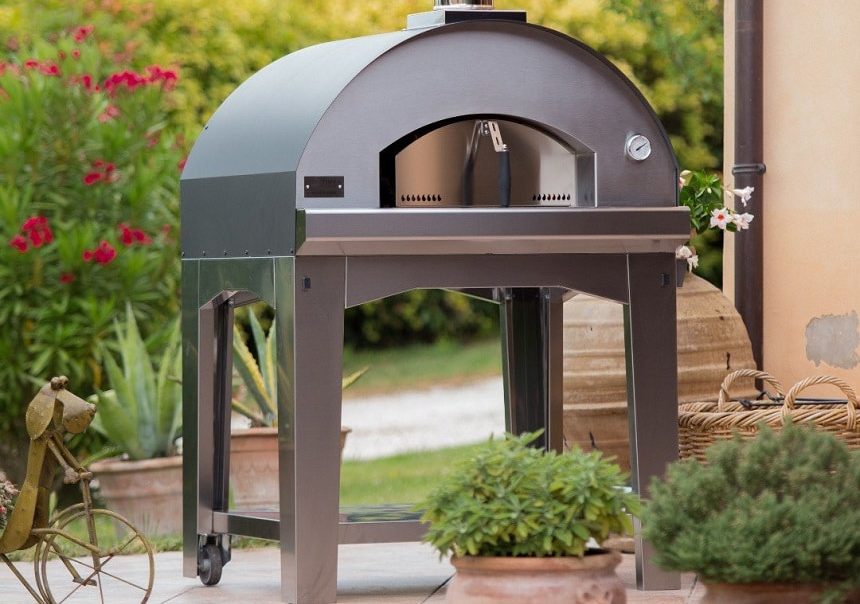 8 Best Outdoor Pizza Ovens – Add a Smoky Flavor to Your Pizza!