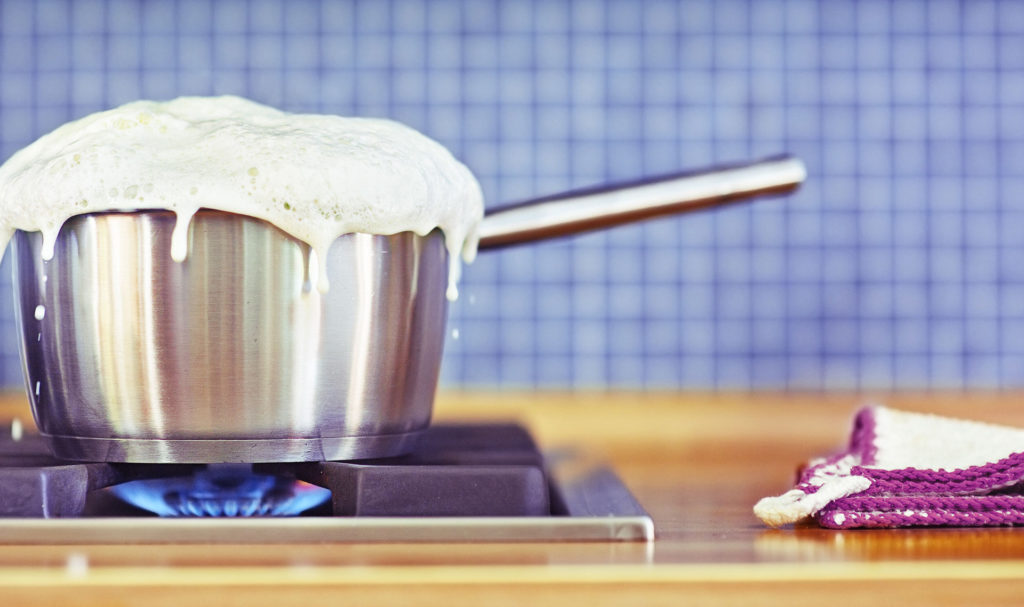 8 Best Pans for Boiling Milk that You Must Have in Your Cookware Set (Winter 2023)