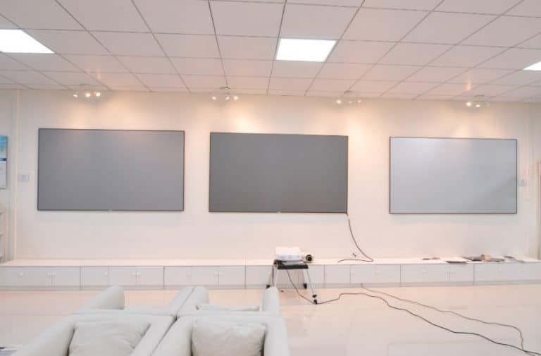 Black Projector Screen vs White Compare and Decide! [Upd. 2021]