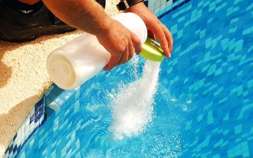 How to Get Algae Out of a Pool Without a Vacuum